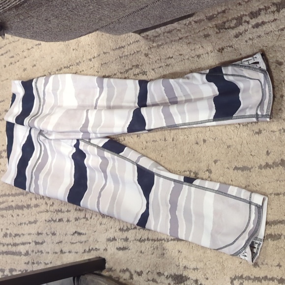 Lululemon True Self Crop Bleacher Stripe White Black - Picture 10 of 11